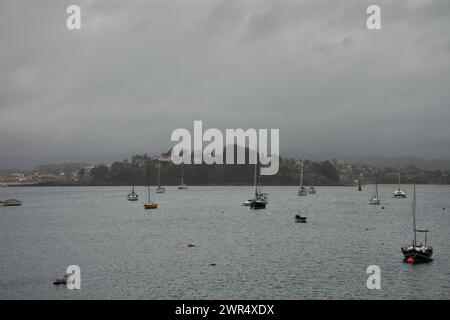 Vue de Ladeira à Baiona et Monte Lourido à Nigran, Pontevedra, Espagne avec de petits bateaux et un ciel très nuageux Banque D'Images