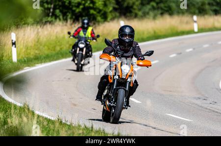 Einige Motorradfahrer fahren auf einer Überlandsstrasse ausserorts durch den Hochschwarzwald. (Bonndorf im Schwarzwald, Allemagne, 08.07.2023) Banque D'Images