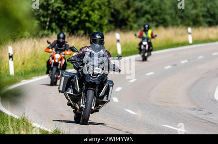 Einige Motorradfahrer fahren auf einer Überlandsstrasse ausserorts durch den Hochschwarzwald. (Bonndorf im Schwarzwald, Allemagne, 08.07.2023) Banque D'Images