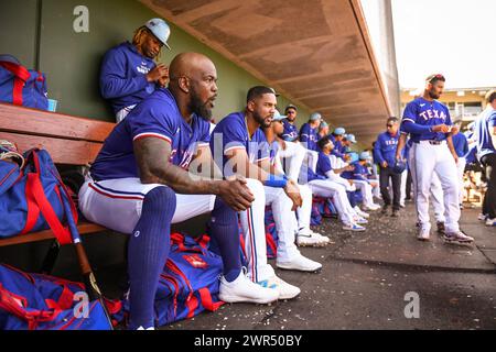 Le défenseur droit des Texas Rangers Adolis Garcia (53) et le défenseur central Leody Taveras (3) sont assis dans la dugout dans la quatrième manche d'un entraînement de printemps MLB b Banque D'Images