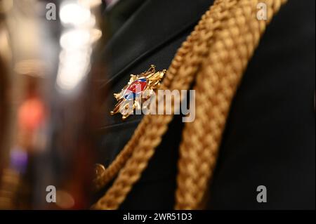 Pékin, Chine. 11 mars 2024. Un badge est accroché à un uniforme de l'Armée populaire de libération chinoise. L'Assemblée populaire nationale se termine ce lundi. Crédit : Johannes Neudecker/dpa/Alamy Live News Banque D'Images