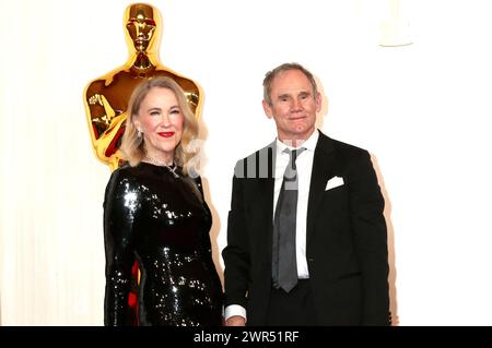 Catherine O'Hara mit Ehemann Bo Welch BEI der Oscar Verleihung 2024 / 96e cérémonie annuelle des Oscars im Dolby Theatre. Los Angeles, 10.03.2024 Banque D'Images