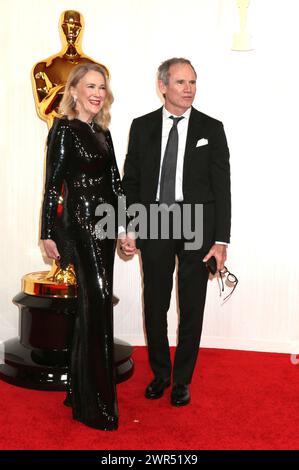 Catherine O'Hara mit Ehemann Bo Welch BEI der Oscar Verleihung 2024 / 96e cérémonie annuelle des Oscars im Dolby Theatre. Los Angeles, 10.03.2024 Banque D'Images