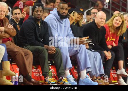 L'attaquant des Lakers de Los Angeles LeBron James et sa femme Savannah James regardent lors d'un match de basket-ball universitaire USC Trojans NCAA contre les Wildcats de l'Arizona, samedi 9 mars 2024 à Los Angeles. Les Trojans ont battu les Wildcats 78-65. (Kevin Terrell/image du sport) Banque D'Images