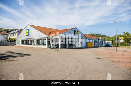 Eingangsbereich der filiale im Süddeutschen Tiengen. Rechts davon Hat es eine DHL-Packstation. (Waldshut-Tiengen, Allemagne, 30.07.2023) Banque D'Images