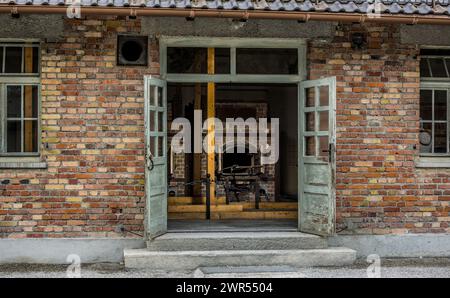 Der Eingangsbereich in das Krematorium BEI der Baracke X im ehemaligen Konzentrationslager Dachau. (Dachau, Allemagne, 08.04.2023) Banque D'Images