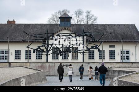 Blick auf das internationale Mahnmal mit dem Namen 'Skelett im Stacheldraht', welches vom jugolsawischen Bildhauer und KunstProfessor Nandor Glid ers Banque D'Images