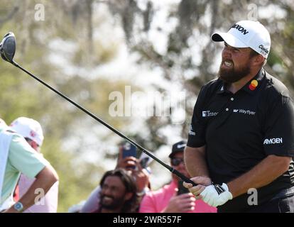 Orlando, États-Unis. 10 mars 2024. Shane Lowry, d’Irlande, frappe son tee-shot sur le dixième trou lors de la dernière manche de l’Arnold Palmer Invitational présentée par MasterCard au parcours de golf Arnold Palmer Bay Hill à Orlando, en Floride. Crédit : SOPA images Limited/Alamy Live News Banque D'Images