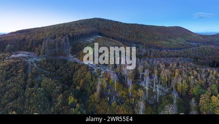 Coucher de soleil coloré dans les montagnes des petites Carpates en Slovaquie au soir d'automne. Découvrez les montagnes la nuit Banque D'Images