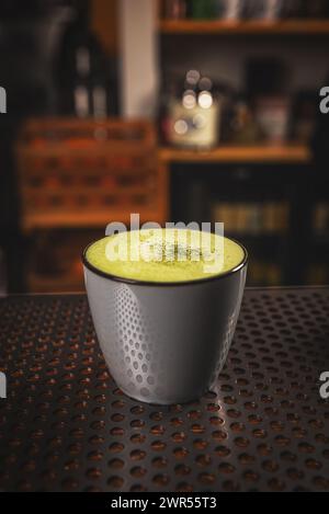 Matcha, latte au thé vert dans une tasse sur le comptoir du bar Banque D'Images