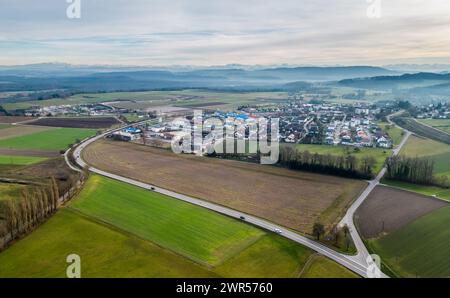 Blick aus der Vogelperspektive auf die Süddeutsche Gemeinde Lotstetten in Baden-Württemberg (Lottstetten, Allemagne, 27.12.2023) Banque D'Images