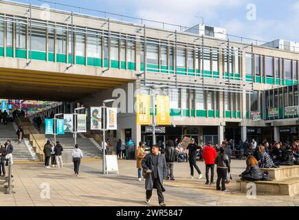 Des étudiants se soclialisent sur une place du campus, Université d'Essex, Colchester, Essex, Angleterre, ROYAUME-UNI Banque D'Images