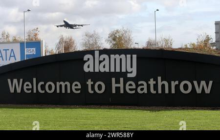 Photo du dossier datée du 29/10/2012 d'un avion de British Airways décollant de l'aéroport d'Heathrow. L'aéroport d'Heathrow a enregistré son mois de février le plus achalandé pour le nombre de passagers, la demande de voyages aériens ayant dépassé les niveaux d'avant la pandémie. L'aéroport ouest de Londres a déclaré que 5,8 millions de personnes ont traversé ses terminaux le mois dernier. Date d'émission : lundi 11 mars 2024. Banque D'Images