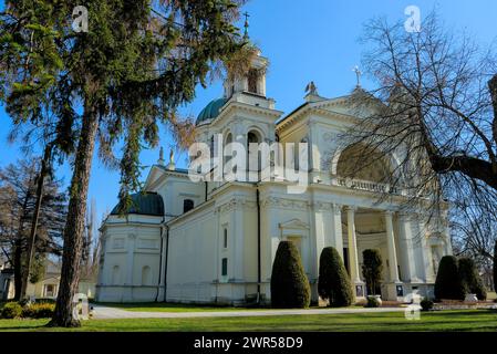 Église st Annes à Wilanow, Varsovie au début de la saison touristique, plan horizontal large, angle bas, du côté gauche Banque D'Images