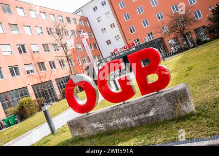 11.03.2024, Salzbourg, AUT, Unterwegs in Salzbourg, reportage, Themenbild, Verschiedene Themenbilder, Symbolbild, AK, ÖGB, im Bild Außenansicht, AK Salzburg, logo, Schriftzug, ÖGB ÖGB Österreichischer Gewerkschaftsbund, Arbeiterkammer, *** 11 03 2024, Salzbourg, AUT, sur la route de Salzbourg, reportage, photo à thème, diverses photos à thème, image symbole, AK, ÖGB, dans la vue extérieure de l'image, AK Salzburg, logo, lettrage, ÖGB, ÖGB Fédération syndicale autrichienne, Chambre du travail, Banque D'Images