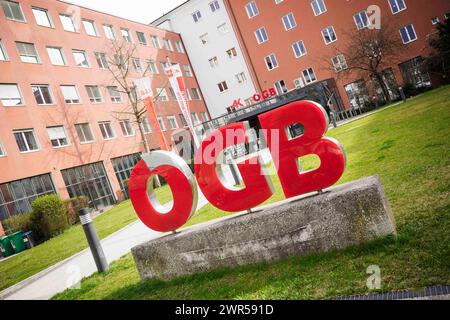 11.03.2024, Salzbourg, AUT, Unterwegs in Salzbourg, reportage, Themenbild, Verschiedene Themenbilder, Symbolbild, AK, ÖGB, im Bild Außenansicht, AK Salzburg, logo, Schriftzug, ÖGB ÖGB Österreichischer Gewerkschaftsbund, Arbeiterkammer, *** 11 03 2024, Salzbourg, AUT, sur la route de Salzbourg, reportage, photo à thème, diverses photos à thème, image symbole, AK, ÖGB, dans la vue extérieure de l'image, AK Salzburg, logo, lettrage, ÖGB, ÖGB Fédération syndicale autrichienne, Chambre du travail, Banque D'Images