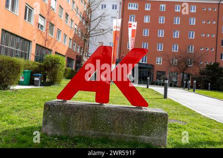 11.03.2024, Salzbourg, AUT, Unterwegs in Salzbourg, reportage, Themenbild, Verschiedene Themenbilder, Symbolbild, AK, ÖGB, im Bild Außenansicht, AK Salzburg, logo, Schriftzug, ÖGB ÖGB Österreichischer Gewerkschaftsbund, Arbeiterkammer, *** 11 03 2024, Salzbourg, AUT, sur la route de Salzbourg, reportage, photo à thème, diverses photos à thème, image symbole, AK, ÖGB, dans la vue extérieure de l'image, AK Salzburg, logo, lettrage, ÖGB, ÖGB Fédération syndicale autrichienne, Chambre du travail, Banque D'Images