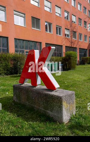 11.03.2024, Salzbourg, AUT, Unterwegs in Salzbourg, reportage, Themenbild, Verschiedene Themenbilder, Symbolbild, AK, ÖGB, im Bild Außenansicht, AK Salzburg, logo, Schriftzug, ÖGB ÖGB Österreichischer Gewerkschaftsbund, Arbeiterkammer, *** 11 03 2024, Salzbourg, AUT, sur la route de Salzbourg, reportage, photo à thème, diverses photos à thème, image symbole, AK, ÖGB, dans la vue extérieure de l'image, AK Salzburg, logo, lettrage, ÖGB, ÖGB Fédération syndicale autrichienne, Chambre du travail, Banque D'Images