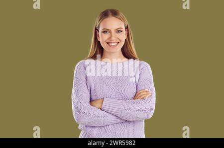 Portrait de beau sourire de belle blonde sur fond isolé. Banque D'Images