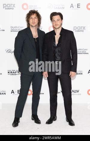 West Hollywood, États-Unis. 10 mars 2024. Jed Elliott et Gethin Davies des Struts assistent aux arrivées de la 32e soirée annuelle des Elton John AIDS Foundation Academy Awards au City of West Hollywood Park à West Hollywood, CA, le 10 mars 2024. (Photo de Corine Solberg/SipaUSA) crédit : Sipa USA/Alamy Live News Banque D'Images