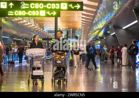 Doha, Qatar. 10 mars 2024. Les passagers sont vus à l'aéroport international Hamad au moyen-Orient. Crédit : Marcin Nowak/Alamy Live News Banque D'Images