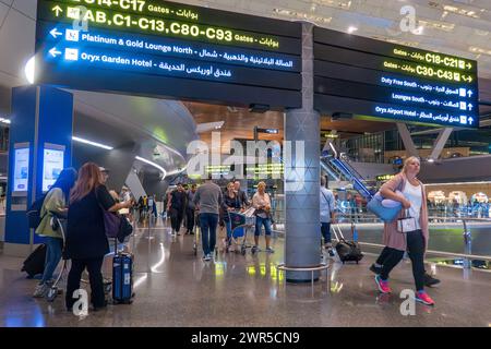 Doha, Qatar. 10 mars 2024. Les passagers sont vus à l'aéroport international Hamad au moyen-Orient. Crédit : Marcin Nowak/Alamy Live News Banque D'Images