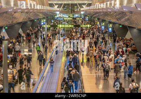 Doha, Qatar. 10 mars 2024. Les passagers sont vus à l'aéroport international Hamad au moyen-Orient. Crédit : Marcin Nowak/Alamy Live News Banque D'Images