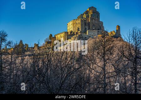 La Sacra di San Michele, une imposante abbaye qui domine l'entrée de la vallée de Susa depuis le sommet du mont Pirchiriano. Turin, Italie Banque D'Images