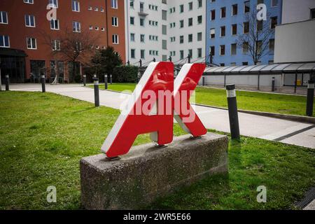 11.03.2024, Salzbourg, AUT, Unterwegs in Salzbourg, reportage, Themenbild, Verschiedene Themenbilder, Symbolbild, AK, ÖGB, im Bild Außenansicht, AK Salzburg, logo, Schriftzug, ÖGB ÖGB Österreichischer Gewerkschaftsbund, Arbeiterkammer, *** 11 03 2024, Salzbourg, AUT, sur la route de Salzbourg, reportage, photo à thème, diverses photos à thème, image symbole, AK, ÖGB, dans la vue extérieure de l'image, AK Salzburg, logo, lettrage, ÖGB, ÖGB Fédération syndicale autrichienne, Chambre du travail, Banque D'Images