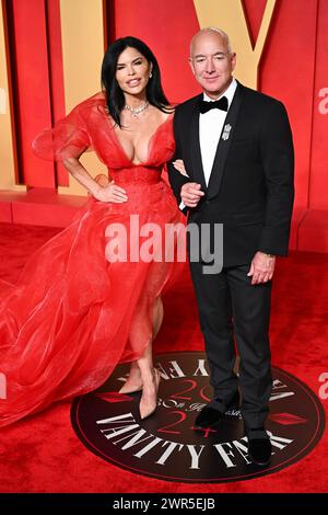 Los Angeles, États-Unis. 10 mars 2024. Lauren Sanchez et Jeff Bezos arrivant à la Vanity Fair Oscar Party, Wallis Annenberg Center for the Performing Arts Crédit : Doug Peters/EMPICS/Alamy Live News Banque D'Images