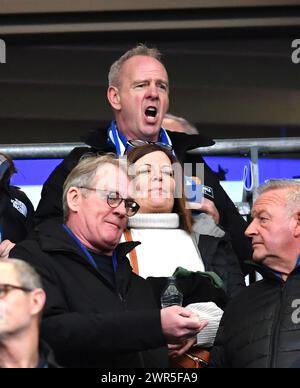 Norman Cook aka Fatboy Slim, fan de Brighton, en pleine voix au premier League match entre Brighton et Hove Albion et Nottingham Forest au American Express Stadium , Brighton , Royaume-Uni - 10 mars 2024 photo Simon Dack / images téléphoto usage éditorial seulement. Pas de merchandising. Pour Football images, les restrictions FA et premier League s'appliquent inc. aucune utilisation d'Internet/mobile sans licence FAPL - pour plus de détails, contactez Football Dataco Banque D'Images