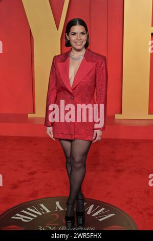 Los Angeles, États-Unis. 10 mars 2024. LOS ANGELES, ÉTATS-UNIS. 10 mars 2024 : America Ferrera à la 30e Vanity Fair Oscar Party. Crédit photo : Paul Smith/Alamy Live News Banque D'Images