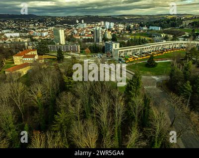 Vue aérienne de la ville de Firminy et du site le Corbusier de Firminy. Classé au patrimoine mondial. Firminy, France Banque D'Images