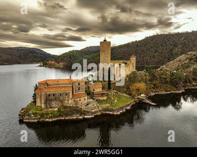 Vue aérienne du château de Grangent. Le château est situé sur une petite île dans le lac Grangent. Saint-Just-Saint-Rambert, département de la Loire, France Banque D'Images