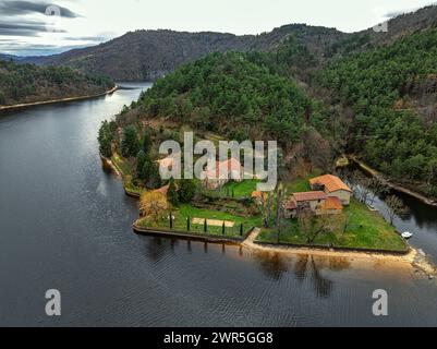 Vue aérienne du petit village miniature de l'Ermitage du Val-Jésus dans les Gorges de la Loire qui a été restauré et est maintenant un lieu privé.France Banque D'Images