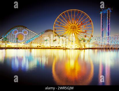 États-Unis : Californie : Anaheim : Disney's California Adventure : Paradise Pier reflétant au crépuscule. Banque D'Images