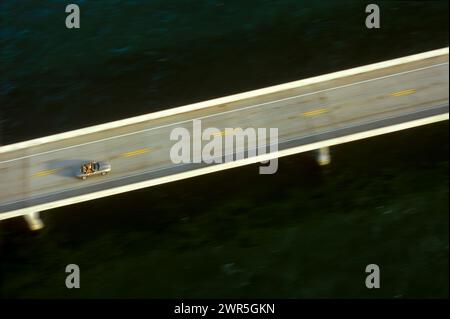 États-Unis : Floride : Florida Keys : conduite sur le pont de Seven Mile le long de l'Overseas Highway. Banque D'Images