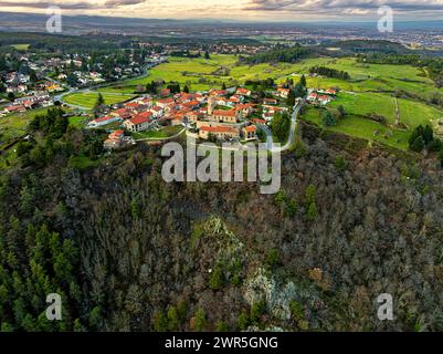 Vue aérienne de la petite cité médiévale de Chambles avec la tour et l'église en pierre. Chambles, département de la Loire, France Banque D'Images