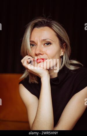 Portrait émotionnel d'une européenne blonde d'âge moyen. Banque D'Images