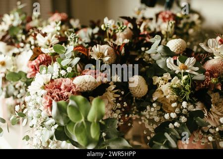 Fond de fleur de diverses fleurs blanches et roses avec verdure Banque D'Images