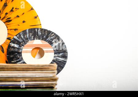 Disque Vynil empilé sur une table en bois. Banque D'Images