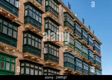 Balcons colorés typiques maltais appelés Gallarija dans le centre historique de la Valette, Malte Banque D'Images