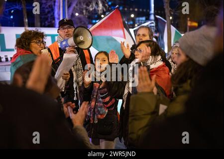 Madrid, Espagne. 10 mars 2024. Manifestants lors d'une veillée devant le bureau du Parlement européen. Les gens se sont rassemblés pour montrer leur solidarité avec le peuple palestinien et pour protester et exiger d'Israël un cessez-le-feu permanent à Gaza. Crédit : Marcos del Mazo/Alamy Live News Banque D'Images