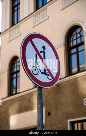 Interdiction de scooter. Panneau interdisant le mouvement sur un scooter dans une rue de ville. Photo de haute qualité Banque D'Images