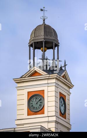 Tour de l'horloge dans la Maison Royale de la poste. Architecture et caractéristiques architecturales à Madrid, Espagne Banque D'Images