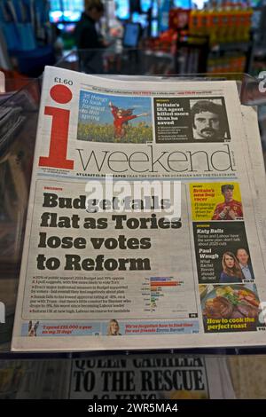 "Le budget tombe à plat alors que les conservateurs perdent des voix contre les réformistes" i page de couverture du journal article politique dans un kiosque à journaux dans un supermarché 9 mars 2024 Londres Angleterre Royaume-Uni Banque D'Images