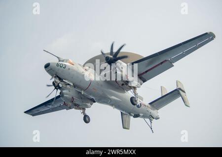 MER DE CHINE MÉRIDIONALE (7 mars 2024) Hawkeye E-2D, affecté aux « Liberty Bells » du Carrier Airborne Early Warning Squadron (VAW) 115 Banque D'Images