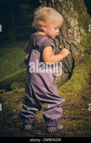 Petite fille d'un an et demi posant dans la nature Banque D'Images