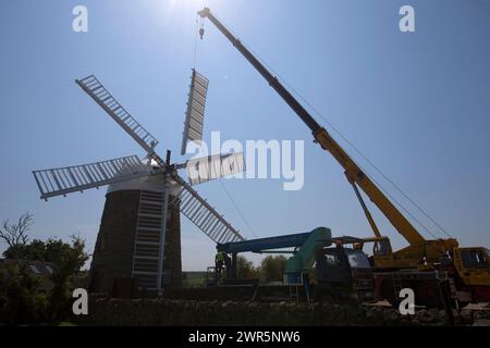 07/06/16 ***avec vidéo : https://youtu.be/6A5HVYjOzms **** les voiles tournent enfin à nouveau sur le seul moulin à vent en pierre à six voiles de Grande-Bretagne, Banque D'Images