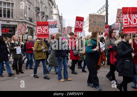 Million Women Rise 2024 a organisé une marche contre la violence masculine le samedi 08 mars pour coïncider avec la Journée internationale de la femme. Banque D'Images